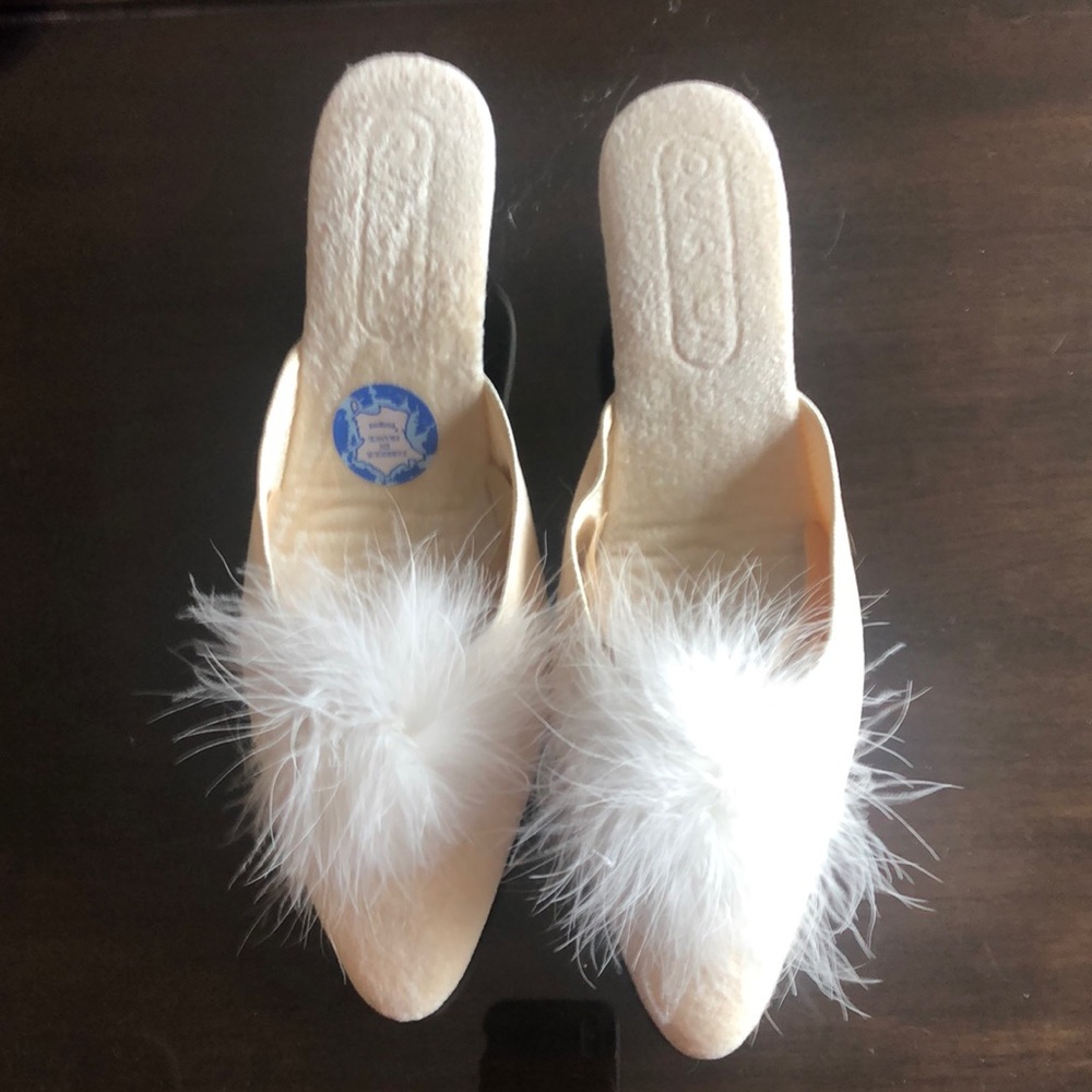 Off white velvety shoes with white feathers
